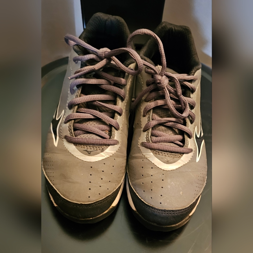 Boys Mizuno cleats size 2.5 - Picture 2 of 2